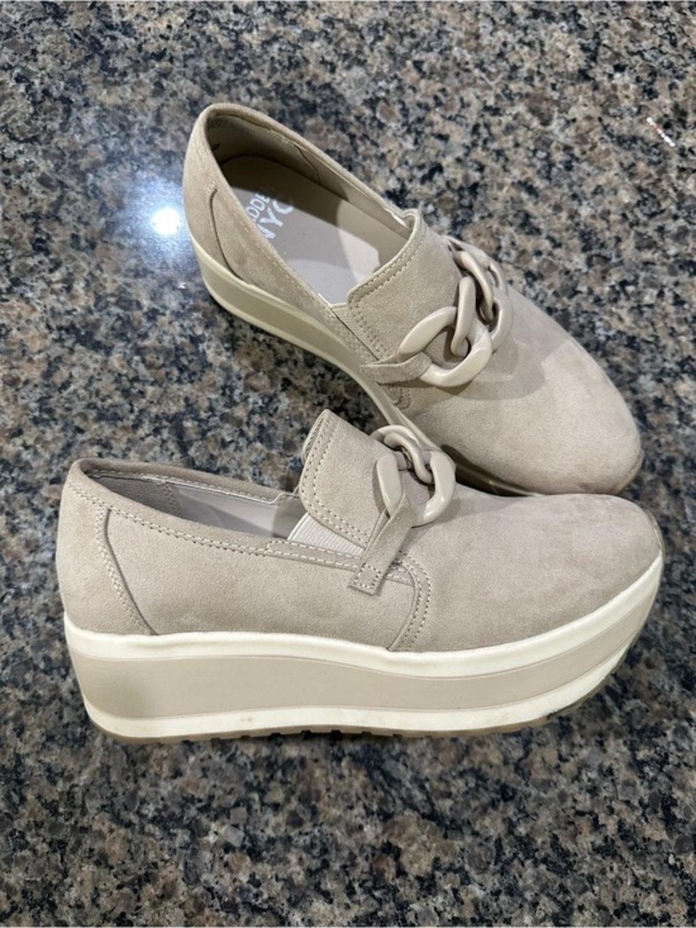 Madden NYC Size 7. 5 Platform Slip-On Loafers with Chain Accent - Beige GUC